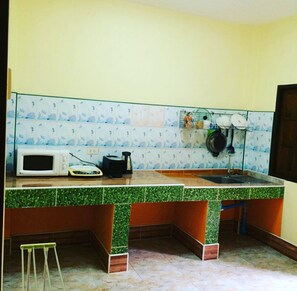 A compact kitchen with a microwave, toaster, and sink. - Phu Lanta Life (Ko Lanta)