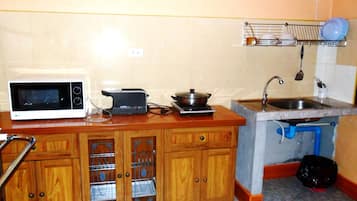 Escritorio, cortinas blackout y wifi gratis