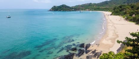 Plage à proximité, sable blanc, serviettes de plage