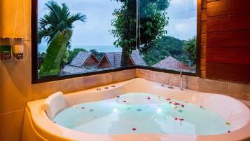 Two Bedrooms Villas Sea View | Kamar mandi | Shower, pancuran hujan, perlengkapan mandi gratis, dan pengering rambut