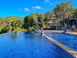 Außenpool, geöffnet von 07:00 Uhr bis 22:00 Uhr, Sonnenschirme