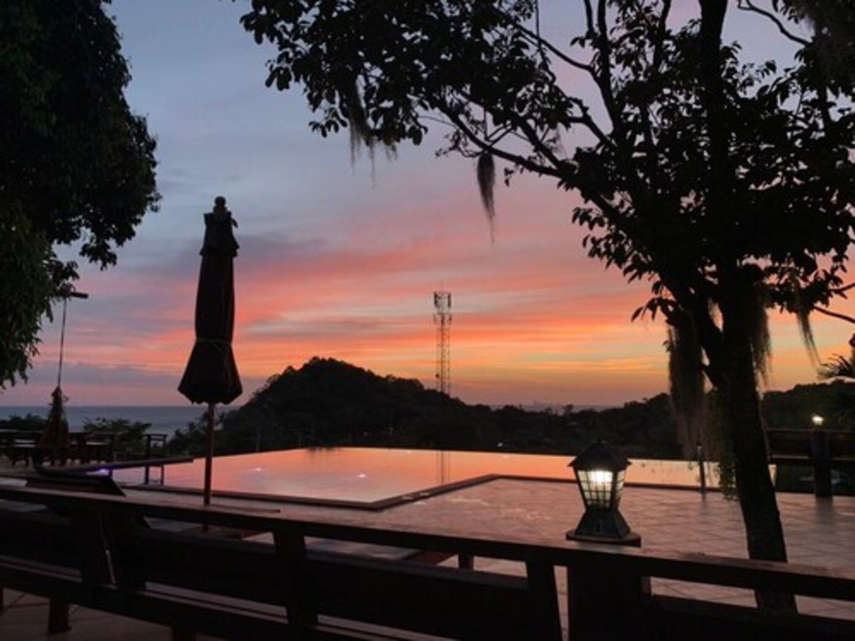 สระว่ายน้ำกลางแจ้ง เปิด 7:00 น. ถึง 22:00 น., ร่มริมสระว่ายน้ำ