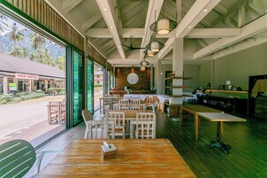 供应早餐、午餐和晚餐，泰国菜