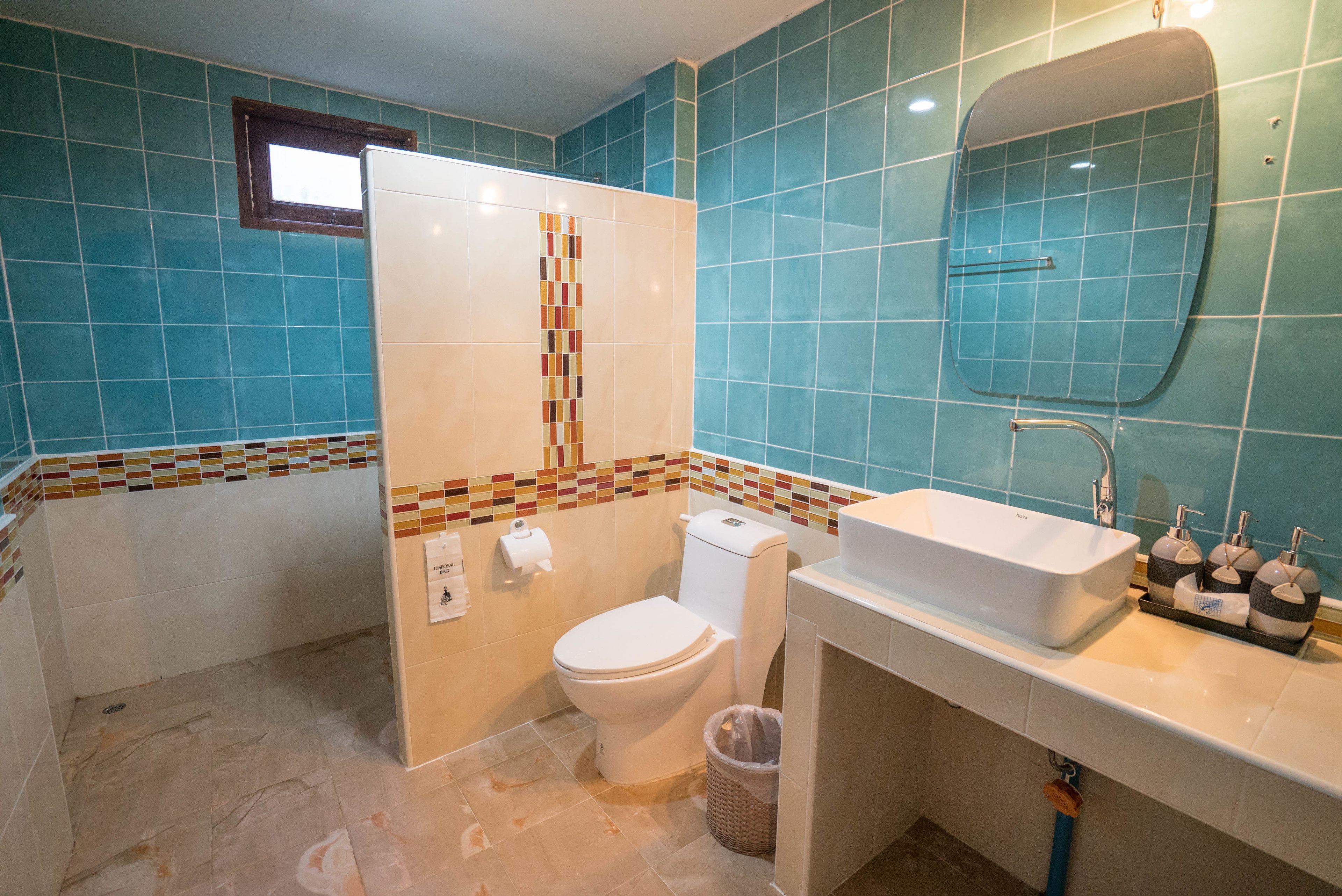 deluxe semi-detached cottage | bathroom | free toiletries, hair dryer, bidet, towels