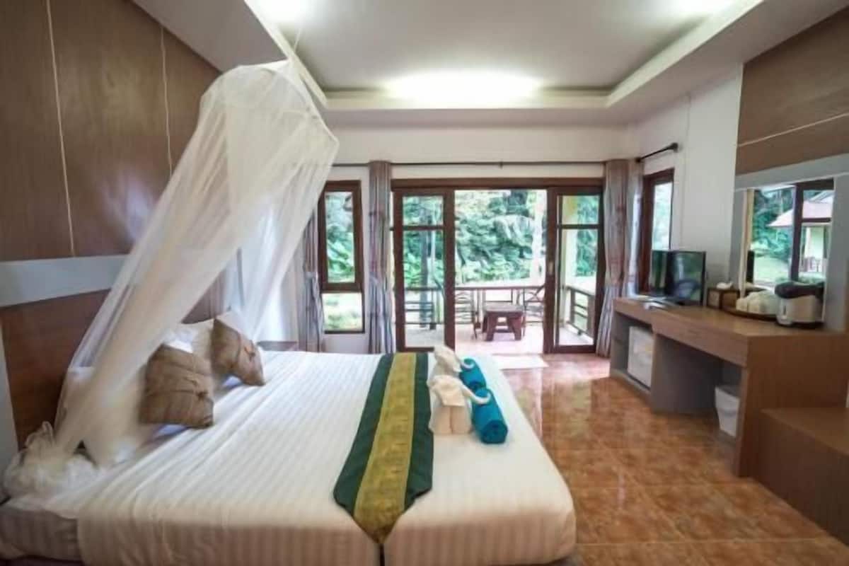 Meja kerja, tirai kedap cahaya, dan Wi-Fi gratis