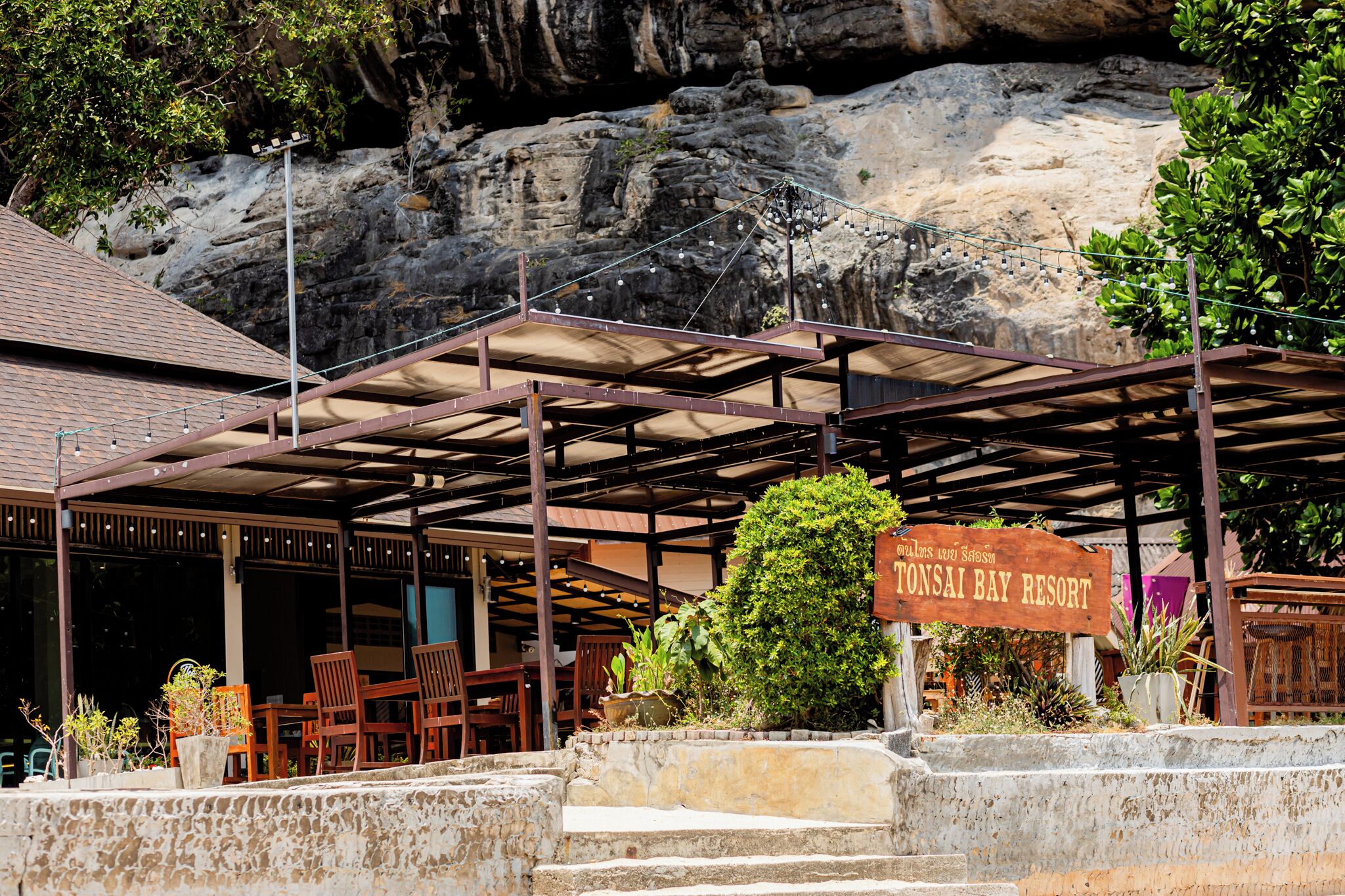 breakfast, lunch, dinner served; thai cuisine