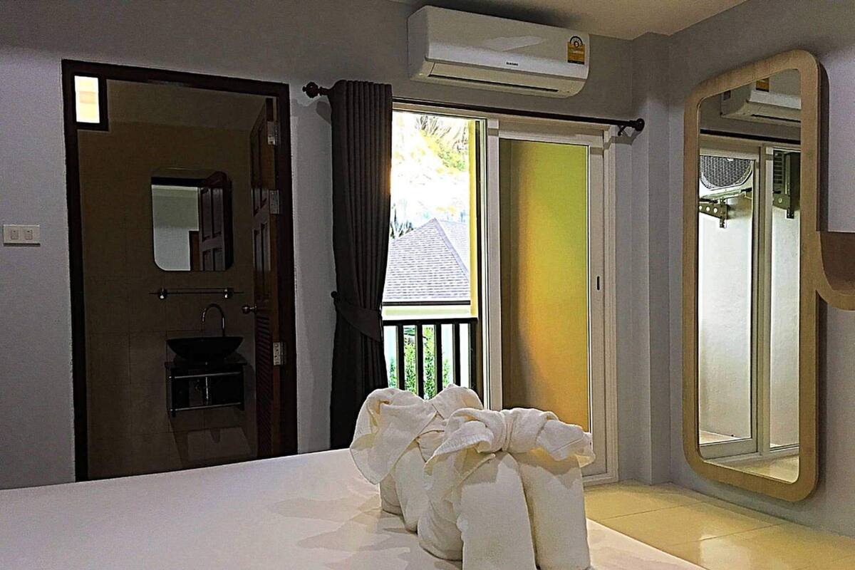 Desk, blackout curtains, free WiFi