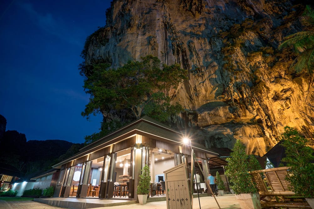 Tonsai Bay Resort