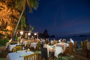 供应早餐、午餐和晚餐，泰国菜