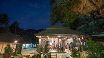 Breakfast, lunch, dinner served; Thai cuisine