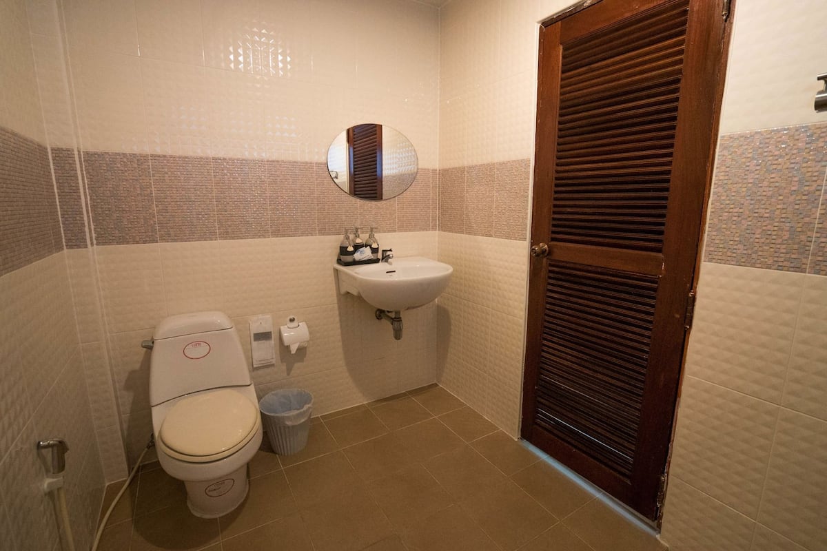 Baño | Artículos de higiene personal gratuitos, secador de pelo, bidé y toallas