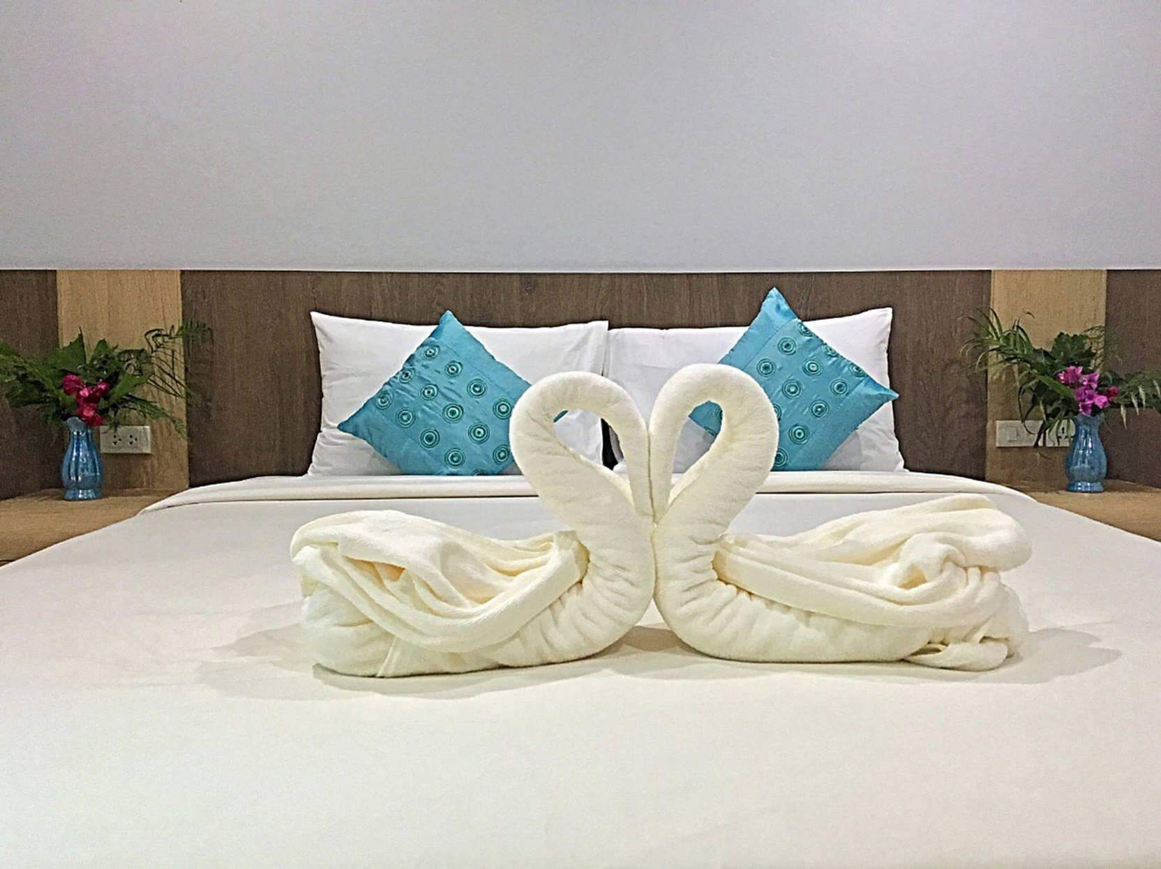 Meja kerja, tirai kedap cahaya, dan Wi-Fi gratis