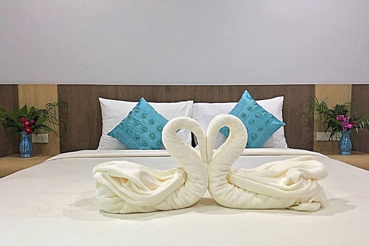 Meja kerja, tirai kedap cahaya, dan Wi-Fi gratis