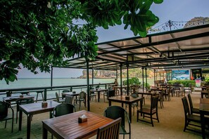 Frokost, lunsj og middag serveres, thailandske retter 