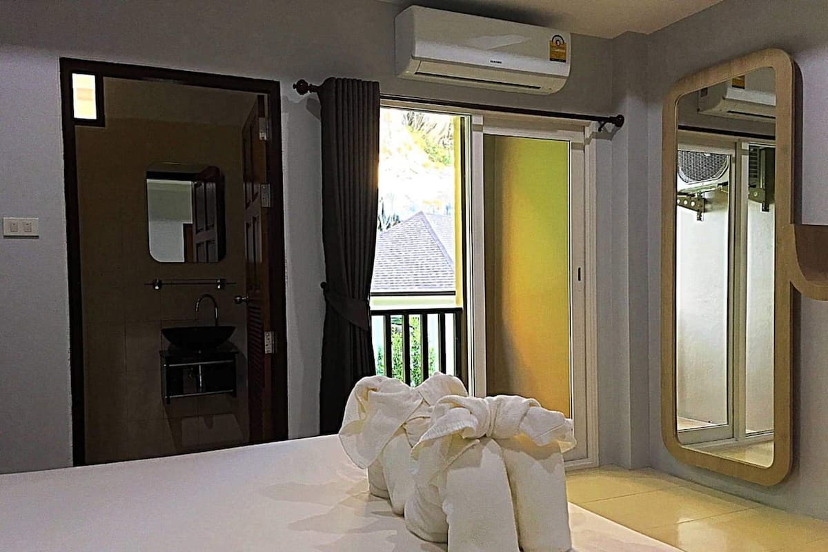 Desk, blackout curtains, free WiFi