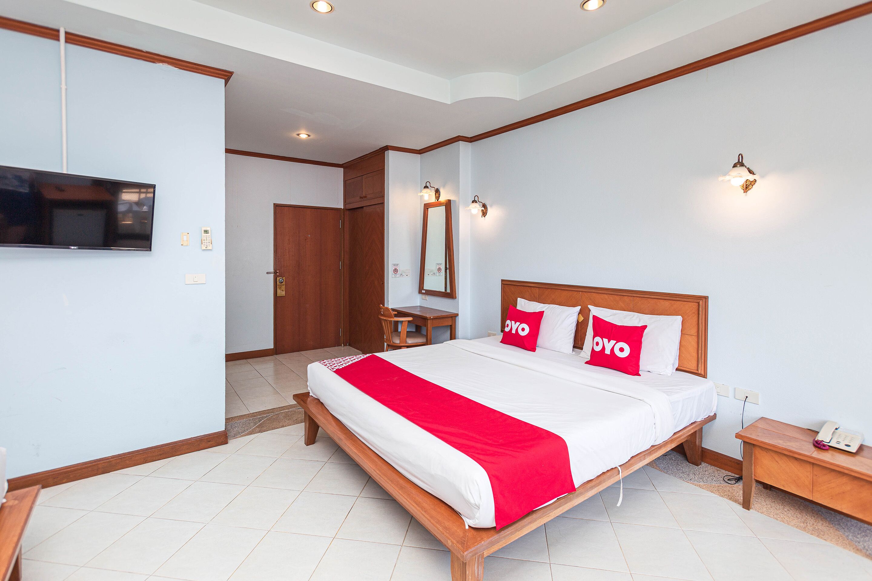 Blackout drapes, soundproofing, free WiFi, bed sheets