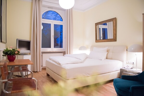 Queen Size Room Single Use | Hypo-allergenic bedding, down comforters, minibar - Hotel Ritzi (Munich)