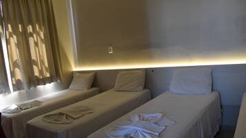 Deluxe Room (Sextuple) | Hypo-allergenic bedding, minibar, desk, laptop workspace