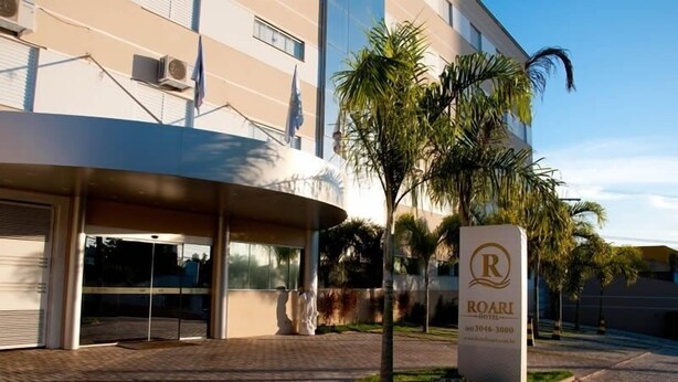 A hotel entrance with a sign reading "ROARI HOTEL" and a contact number. - Roari Hotel (Cuiabá)