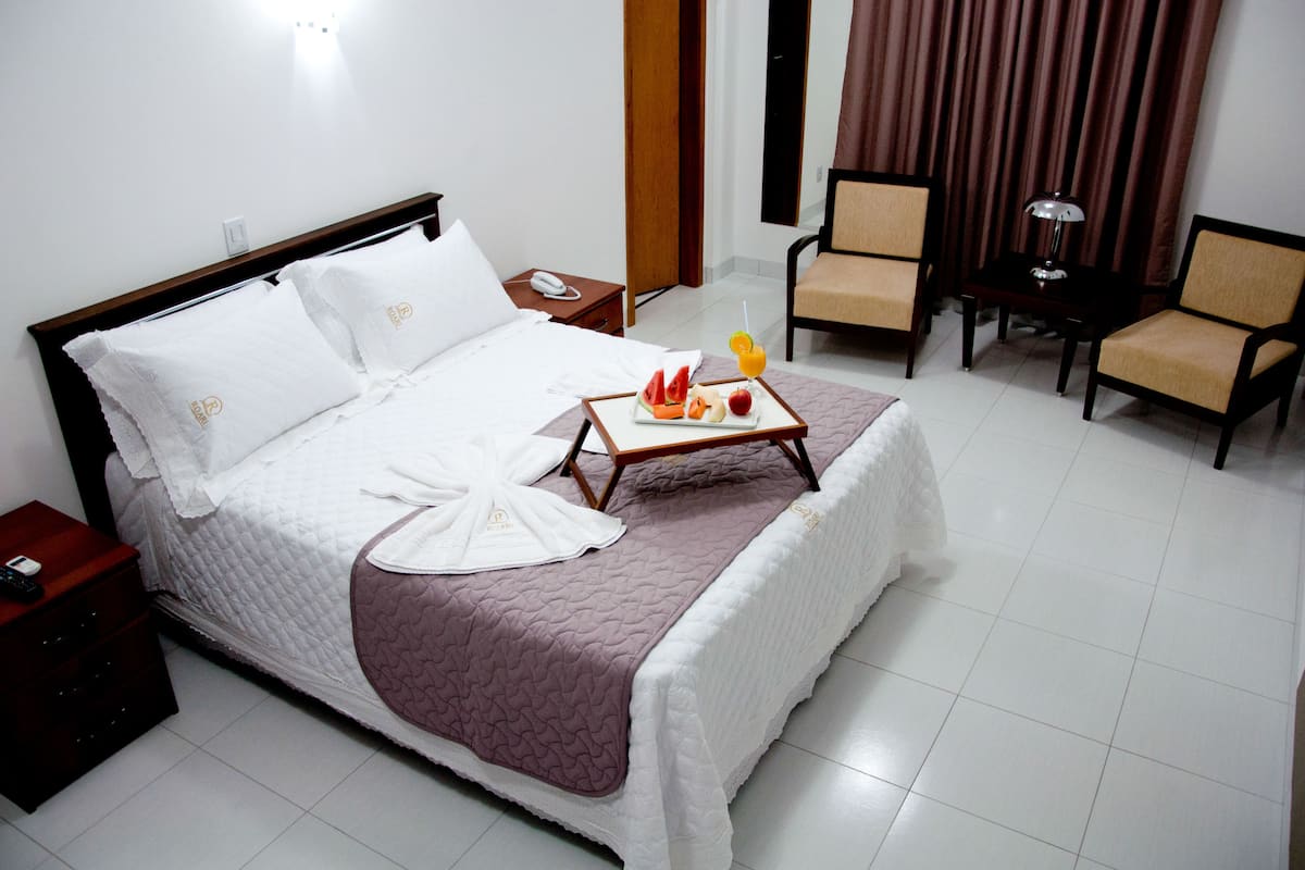 suite, jetted tub | premium bedding, minibar, desk, free wifi