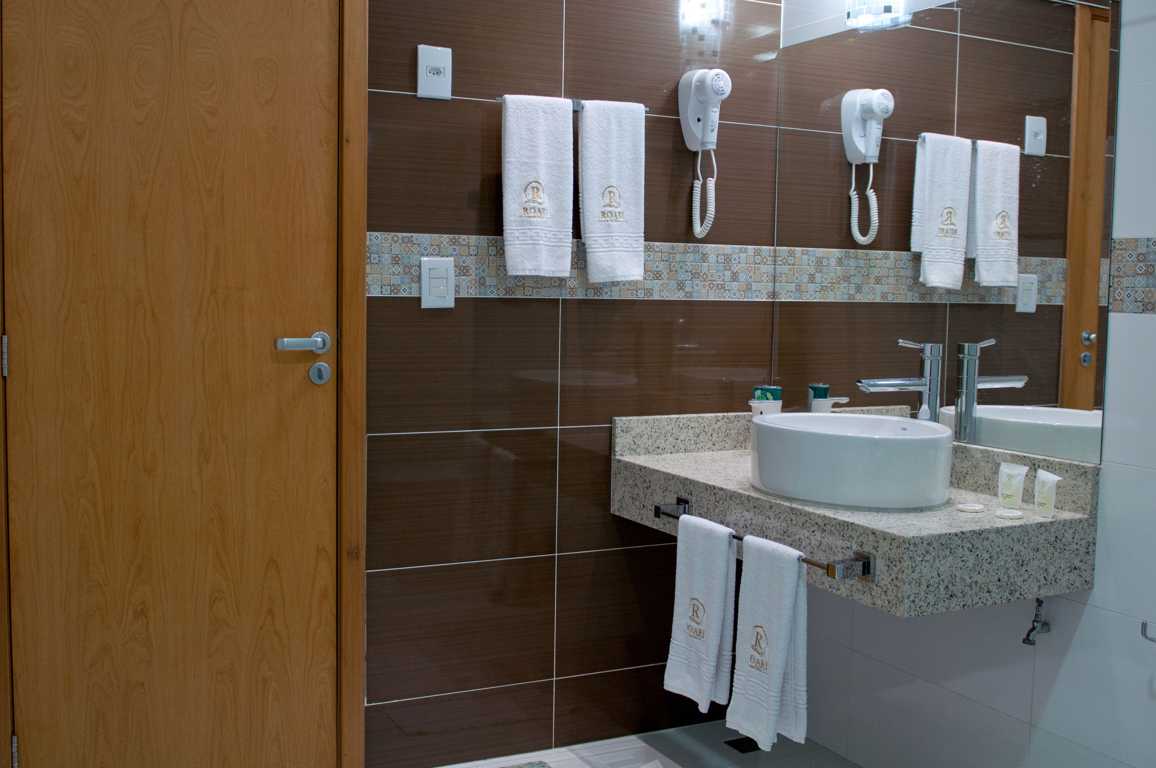 suite, jetted tub | bathroom sink