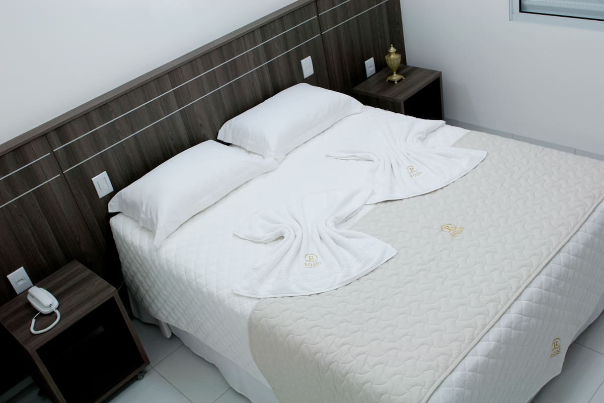 Premium bedding, minibar, desk, WiFi (free)