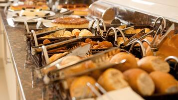 En buffet med forskellige bagværk og kager.