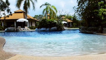 Piscina externa, guarda-sóis, espreguiçadeiras