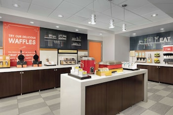 Free daily buffet breakfast at Hampton Inn & Suites Orlando-North/Altamonte Springs