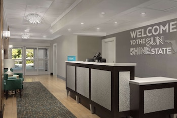 Reception area at Hampton Inn & Suites Orlando-North/Altamonte Springs