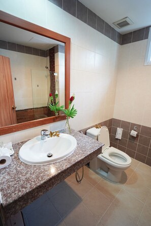 Superior Room | Bathroom | Combined shower/tub, free toiletries, towels - Pranang Flora House (Krabi)