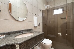 Douche, sèche-cheveux, serviettes fournies