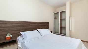1 dormitorio, cortinas opacas, wifi gratis y ropa de cama