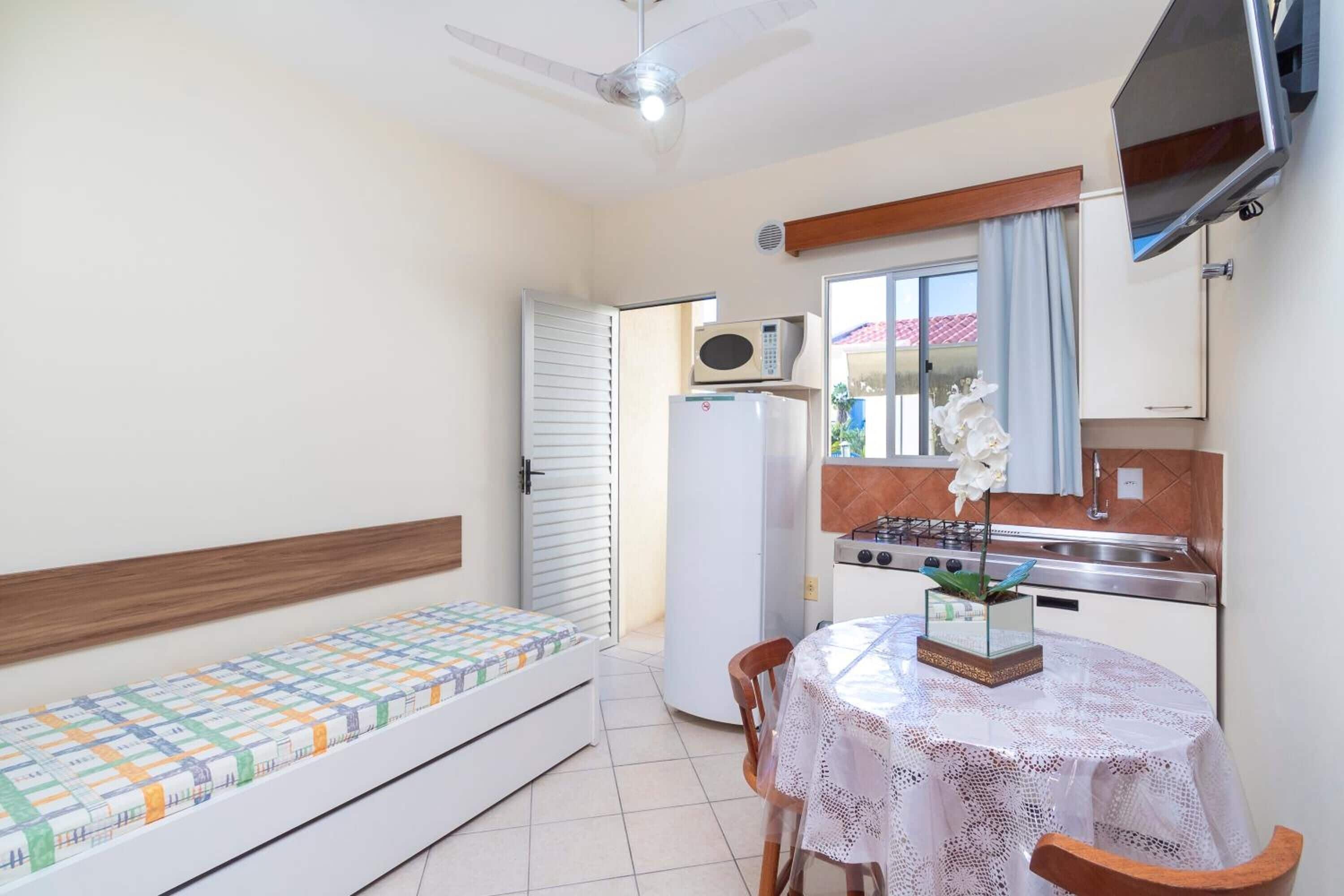 Geladeira, micro-ondas, cooktop, talheres/pratos/utensílios de cozinha