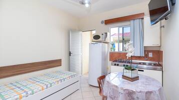 Geladeira, micro-ondas, cooktop, talheres/pratos/utensílios de cozinha