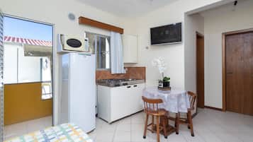 Habitación cuádruple | Cocina privada | Frigorífico, microondas, placa de cocina y utensilios de cocina