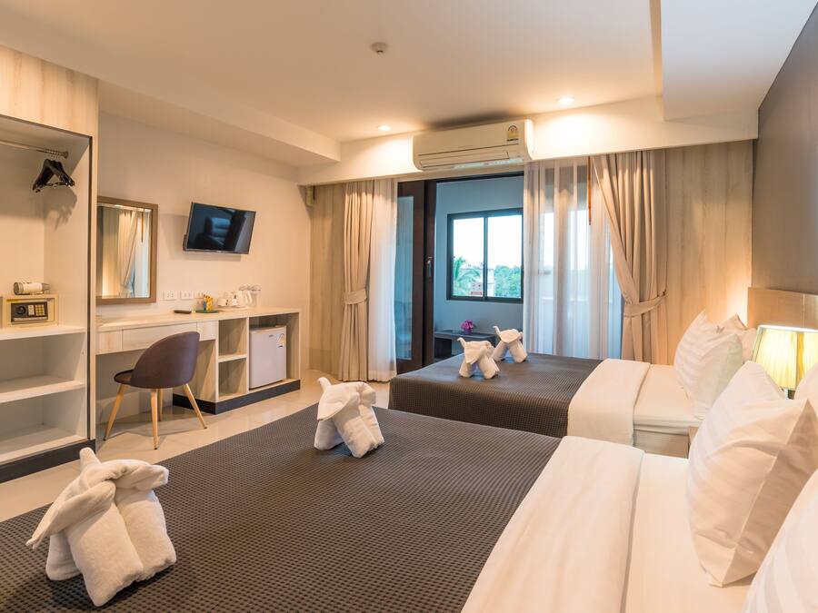 Chambre Quadruple Deluxe, balcon | Articles gratuits dans le mini-bar, coffres-forts dans les chambres