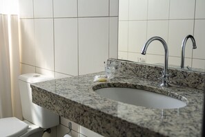 Douche, articles de toilette gratuits, serviettes fournies