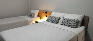 Minibar, caja de seguridad en la habitación y escritorio 