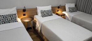 Habitació triple Deluxe | Minibar, caixa forta a l'habitació i escriptori 