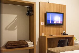 Frigobar, cofres nos quartos, escrivaninha