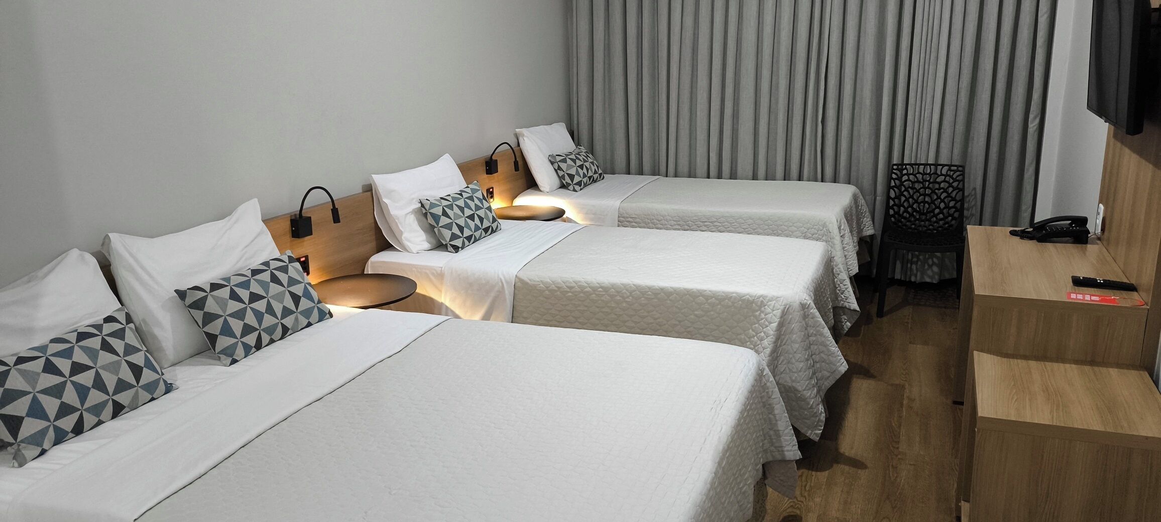 Minibar, coffres-forts dans les chambres, bureau