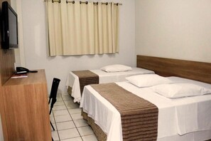 迷你吧、房內夾萬、書桌、手提電腦工作空間