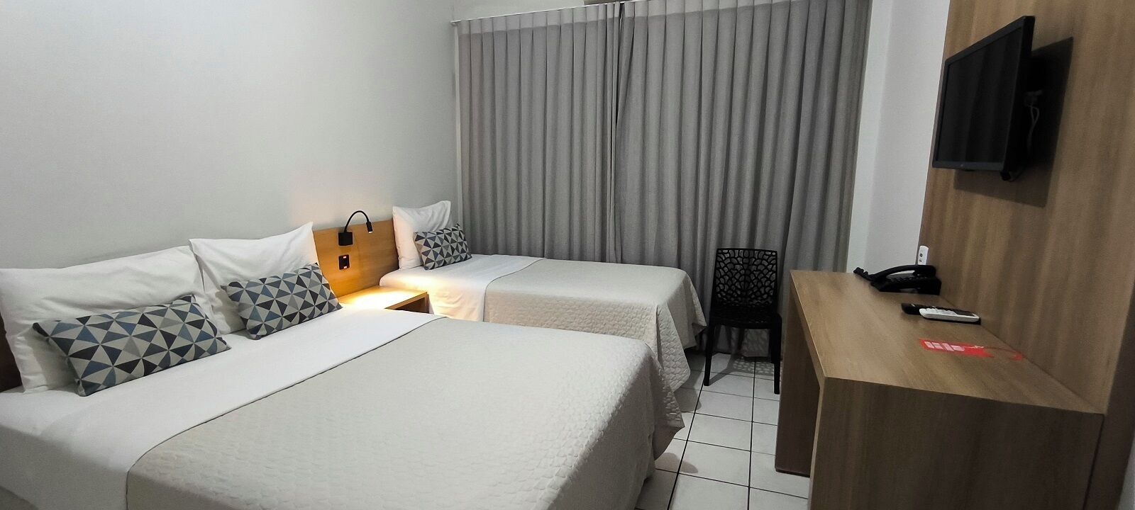 Minibar, coffres-forts dans les chambres, bureau