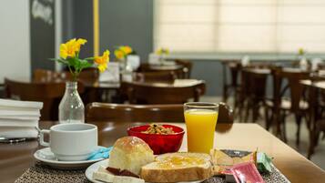 Desayuno bufé gratuito y diario