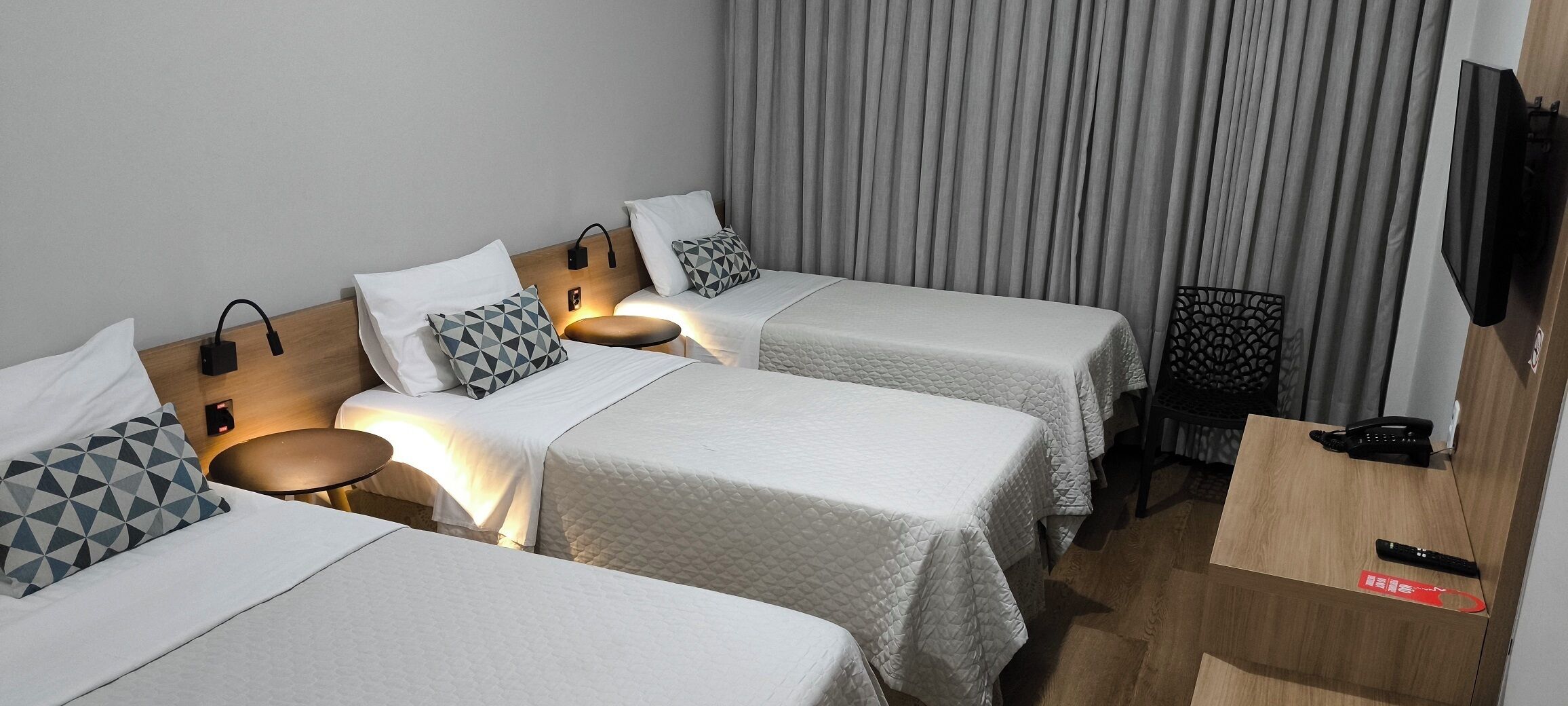 Minibar, coffres-forts dans les chambres, bureau