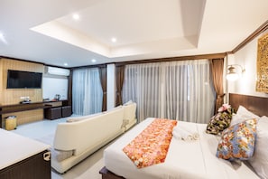 Deluxe Queen Room with Sofa | Een kluis op de kamer, verduisterende gordijnen, extra bedden