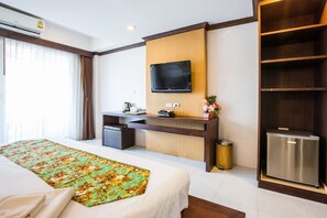 Deluxe Room, Mountain View | In-room safe, blackout drapes, rollaway beds, free WiFi