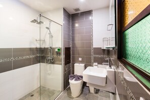 Shower, rainfall showerhead, free toiletries, hair dryer - The Nine Hotel at Ao Nang (Krabi)