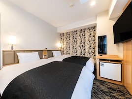 Cubrecamas, escritorio, sistema de insonorización y wifi gratis 